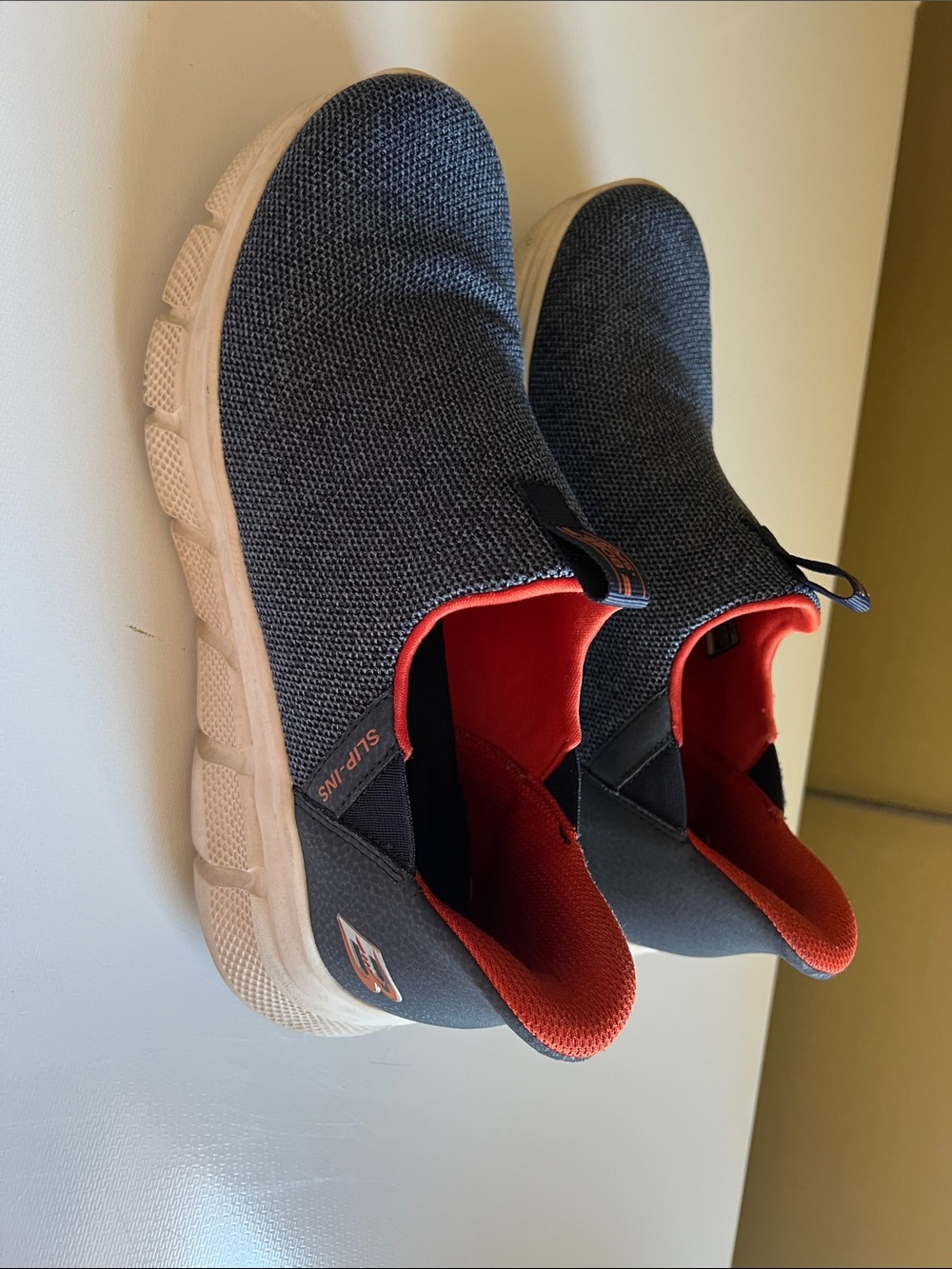 Skechers Slip-On Knit Sneakers in dark blue with Red Liner